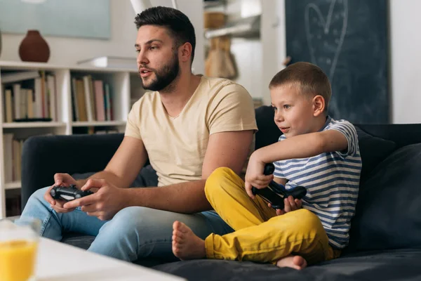 Vater Und Sohn Genießen Gemeinsame Zeit Hause — Stockfoto