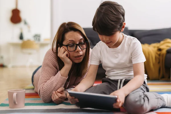 Mutter Und Ihr Sohn Mit Digitalem Tablet Hause — Stockfoto