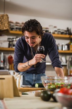 Adam mutfağında yemek hazırlıyor.