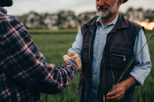 Zavřít Zemědělců Handshake Venkovní — Stock fotografie