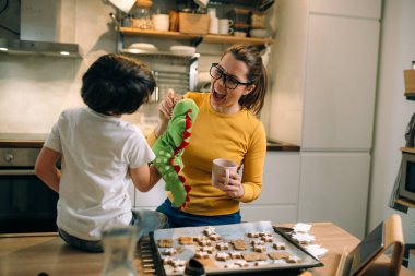 Anne ve çocuk mutfakta, kurabiye hazırlıyorlar.