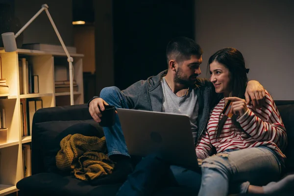 Feliz Joven Pareja Disfrutando Tiempo Casa Usando Ordenador Portátil — Foto de Stock