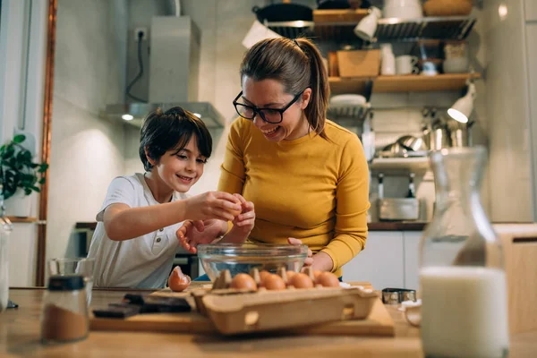 Madre Hijo Cocina Preparando Galletas — Foto de Stock