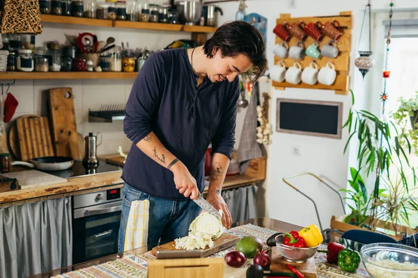 Adam mutfakta lahana doğruyor.