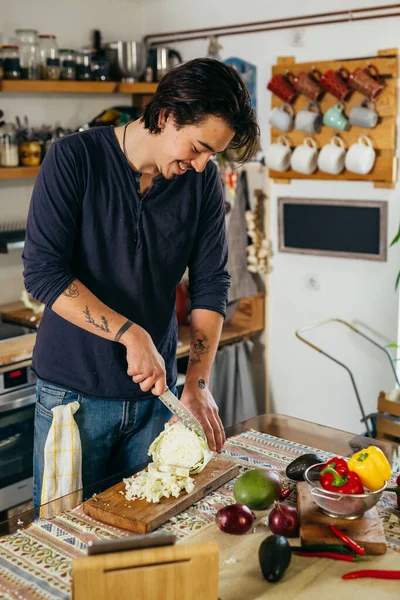 Adam mutfakta lahana doğruyor.