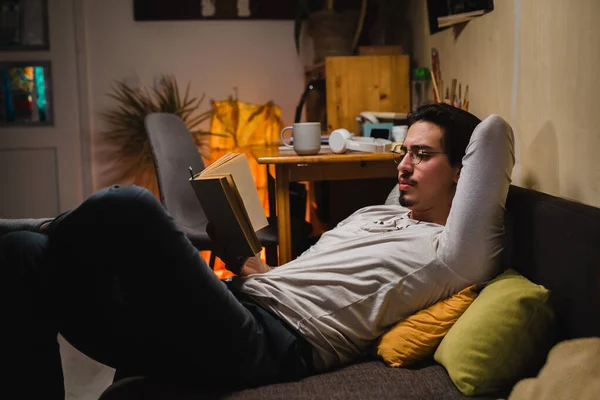 Молодий Чоловік Сидить Своїй Кімнаті Читає Книгу — стокове фото