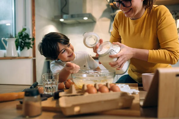 Madre Hijo Cocina Preparando Galletas — Foto de Stock