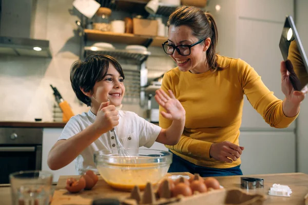 Madre Hijo Cocina Preparando Galletas Uso Tableta Digital Para Chat — Foto de Stock