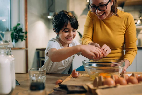 Madre Hijo Cocina Preparando Galletas — Foto de Stock