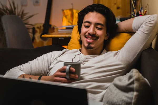 Mann Entspannt Sich Hause Auf Sofa Während Laptop Benutzt — Stockfoto