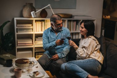 Yaşlı çift sevgililer gününü evde kutluyor.