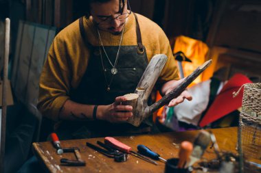 Adam atölyesinde çalışıyor.