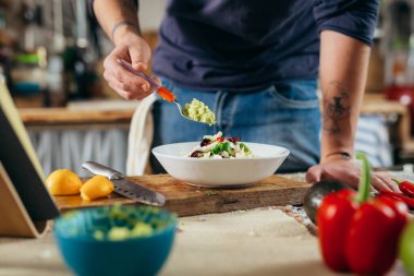 Salata hazırlayan adamı kapat.