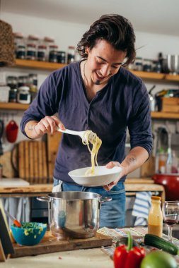 Kapatıyoruz, öğle yemeği için spagetti hazırlıyoruz.