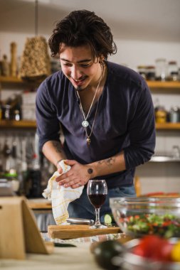 Adam mutfağında yemek hazırlıyor.