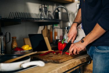 Erkeğin mutfağa öğle yemeği ya da akşam yemeği hazırlamasına yakın.