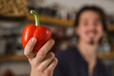 Kırmızı biber tutan adamı kapatın.