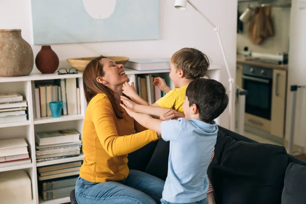Mutter Kuschelt Mit Ihren Kindern Hause — Stockfoto