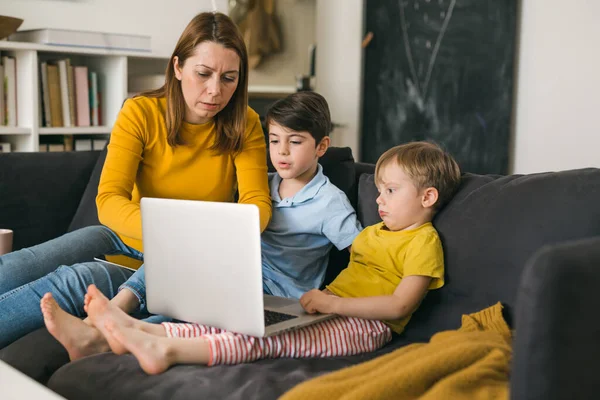 Мати Діти Використовують Ноутбук Вдома — стокове фото