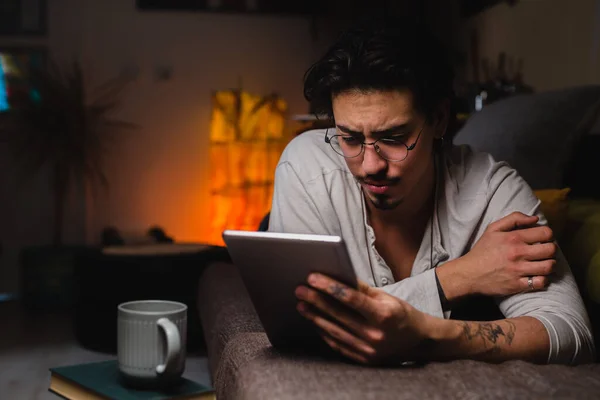 Liegt Hause Auf Dem Sofa Und Nutzt Ein Digitales Tablet — Stockfoto