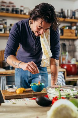 Adam salata için hazırlanıyor.