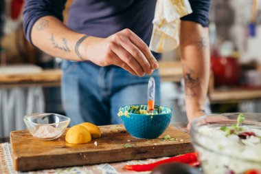 Adam salata için hazırlanıyor.