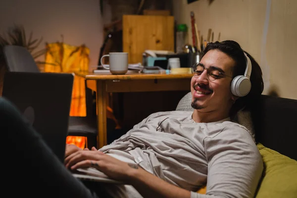 Homem Relaxante Sofá Seu Quarto Usando Computador Portátil — Fotografia de Stock