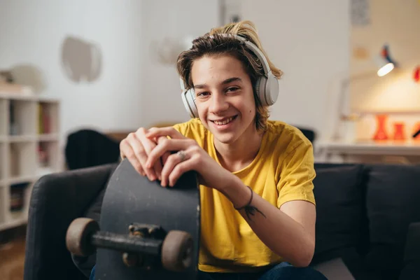 Підліток Хлопчик Слухає Музику Навушниках Вдома — стокове фото