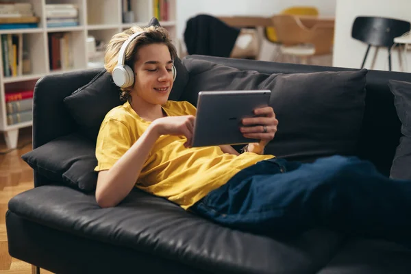 Хлопчик Підліток Використовує Цифровий Планшет Сидячи Дивані Вдома — стокове фото