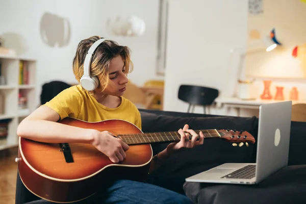 Adolescente Tocando Guitarra Acústica Casa Tiene Lección Línea — Foto de Stock