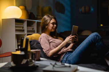 Evde dijital tablet kullanan kadın