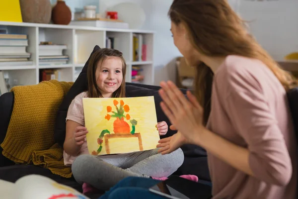 Daughter Gives Picture Gift Her Mother — Stock Photo, Image