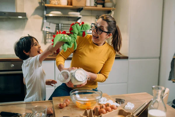 Madre Hijo Preparando Comida Cocina — Foto de Stock