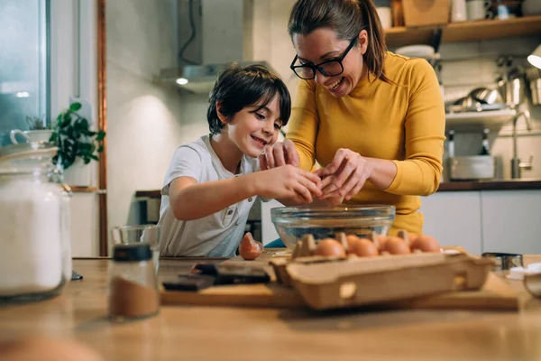 Madre Hijo Preparando Comida Cocina — Foto de Stock