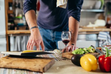 Adam yemek tarifini mutfakta yemek kitabında arıyor.