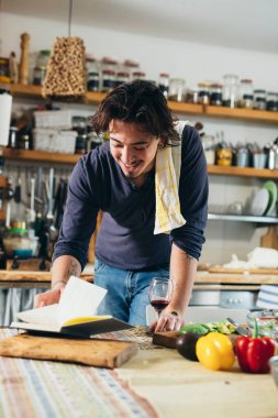 Adam yemek tarifini mutfakta yemek kitabında arıyor.