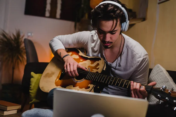 Adam Evde Online Dersleri Kullanarak Gitar Çalmayı Öğreniyor — Stok fotoğraf