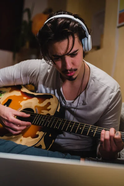 Homem Tocando Guitarra Acústica Casa — Fotografia de Stock