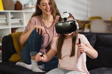 Anne ve kızı evde vakit geçiriyorlar.