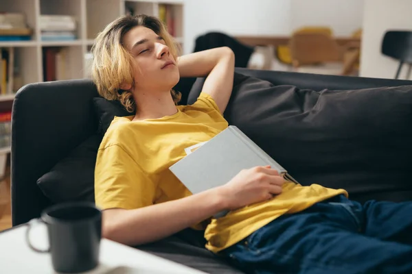 Підліток Заснув Читаючи Книгу Вдома — стокове фото