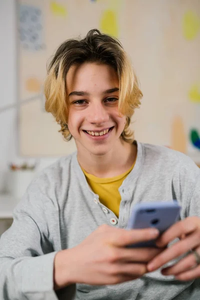Підліток Використовує Мобільний Телефон Вдома — стокове фото