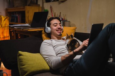 Adam odasında dijital tablet kullanıyor.