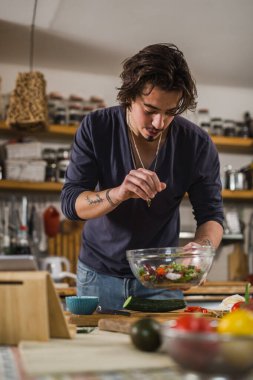 Salataya çeşni katan adam, manzarayı kapat.