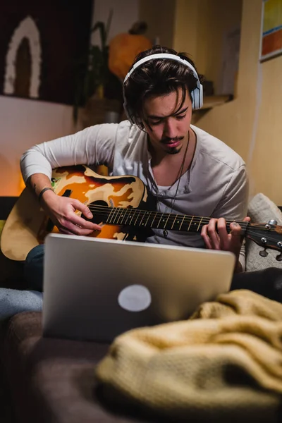 Mann Spielt Hause Akustikgitarre — Stockfoto