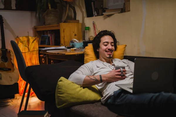 Людина Використовує Ноутбук Своїй Кімнаті — стокове фото