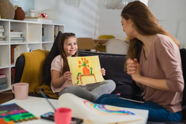 Tochter Beschenkt Ihre Mutter Hause — Stockfoto