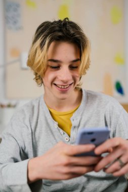 Genç Smartphone evde kullanma