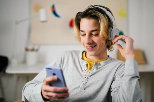 Підліток Слухає Музику Навушниках Використовує Мобільний Телефон — стокове фото