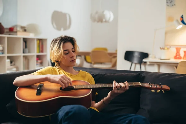 Adolescente Tocando Guitarra Acústica Casa — Fotografia de Stock