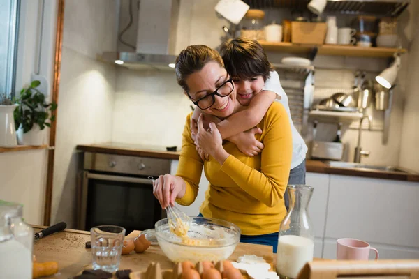 Madre Hijo Horneando Juntos Cocina — Foto de Stock